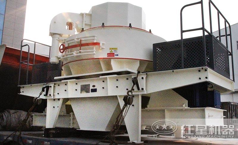 VSI制砂機(jī)裝車發(fā)貨中