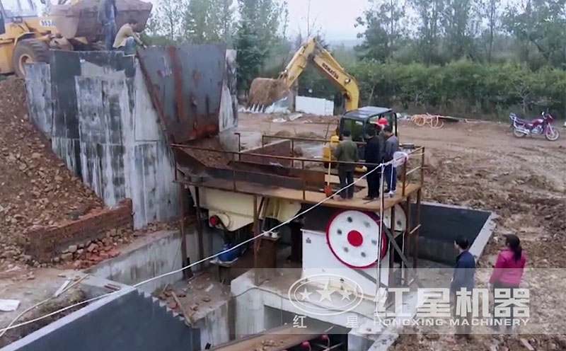 PE系列顎式破碎機(jī)現(xiàn)場實(shí)拍