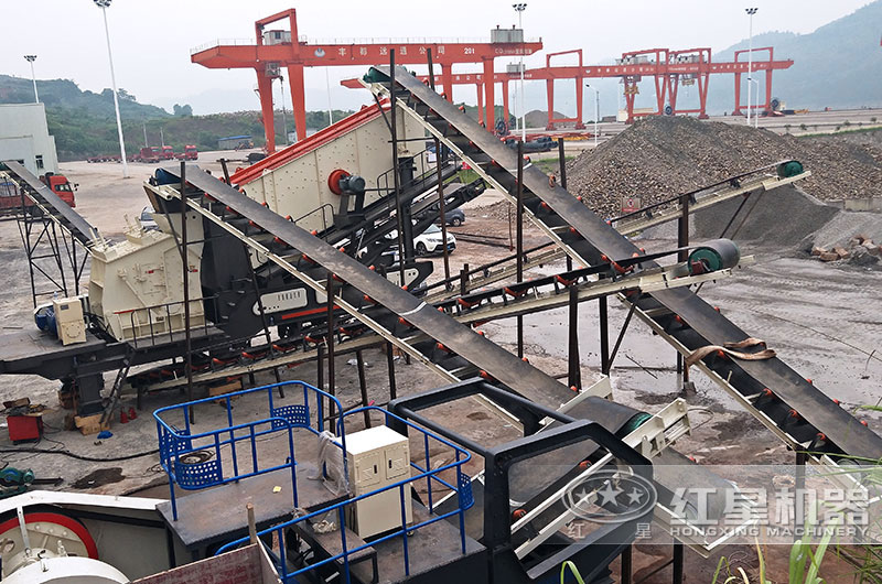 重慶石灰石移動破碎機安裝完工等待作業(yè)