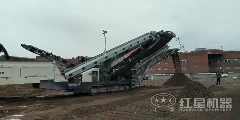杭州履帶移動制沙生產(chǎn)線同時生產(chǎn)2種規(guī)格產(chǎn)品