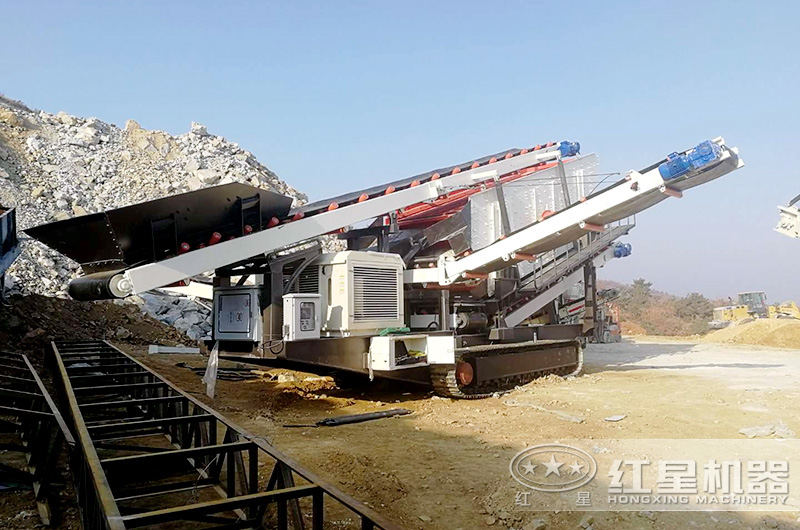 履帶式石子粉碎機現(xiàn)場