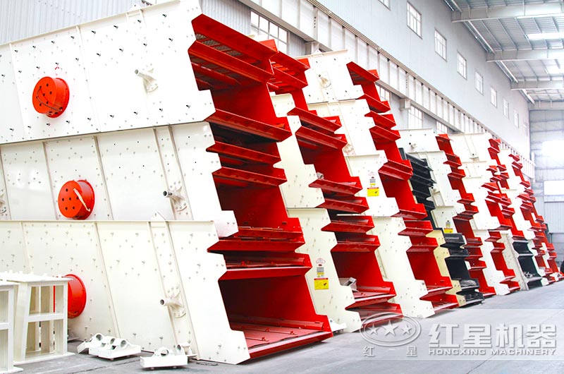 客戶預(yù)定的大量圓振動篩等待發(fā)貨