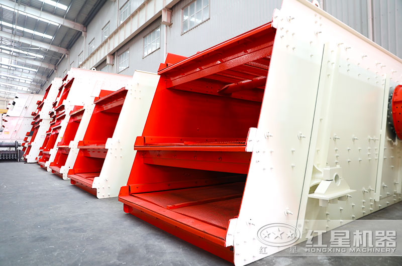 這款振動篩可以篩分出四種規(guī)格砂石產(chǎn)品