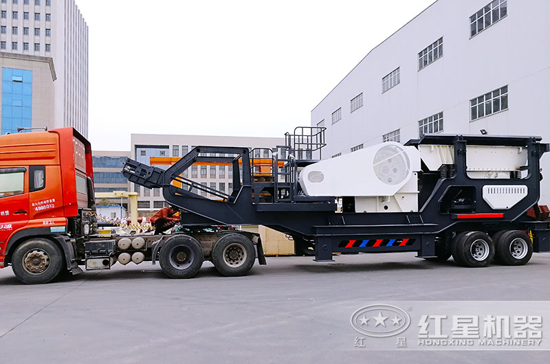 輪胎移動顎式破碎機發(fā)貨現(xiàn)場