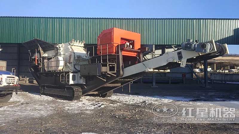 履帶移動反擊式破碎機工作現(xiàn)場