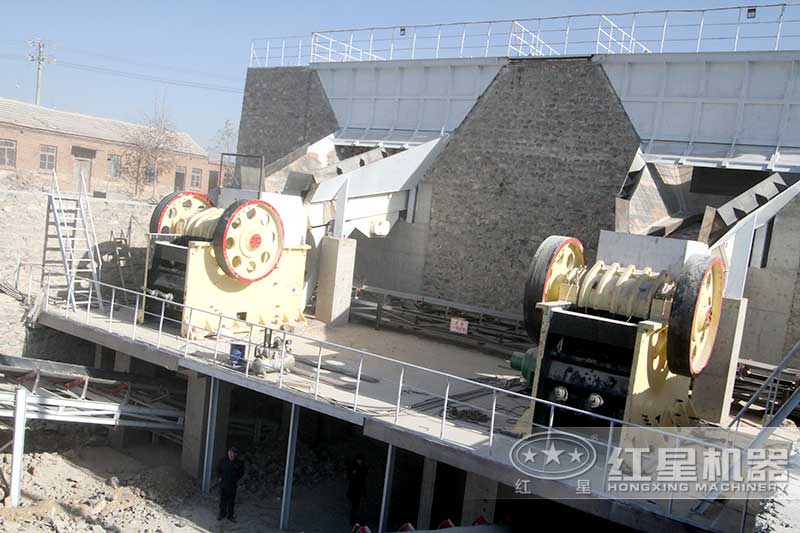 顎式破碎機(jī)加工現(xiàn)場(chǎng)