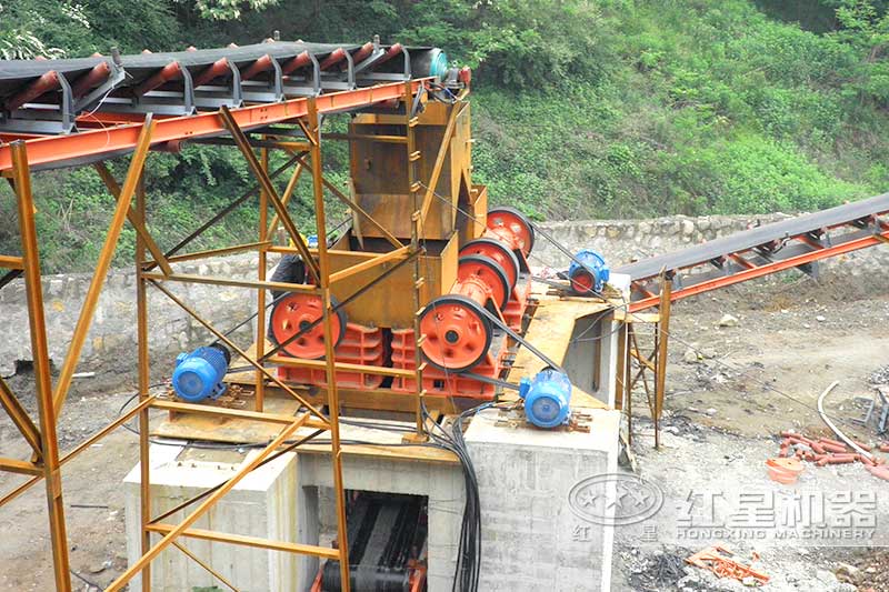 鄂式碎石機生產(chǎn)現(xiàn)場