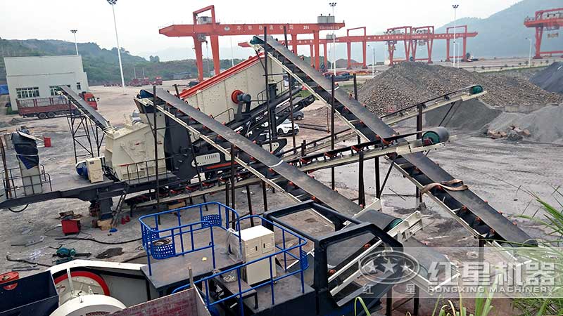 輪胎移動反擊式破碎機工作現(xiàn)場