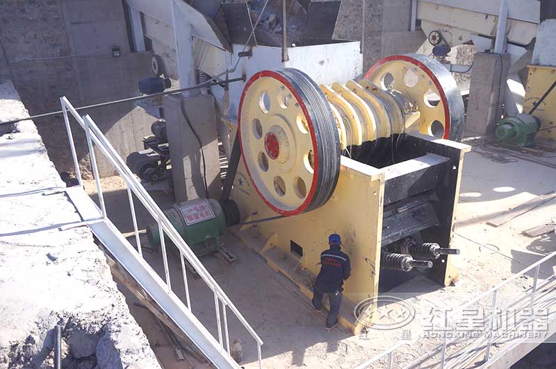 大型顎式破碎機(jī)檢修現(xiàn)場(chǎng)