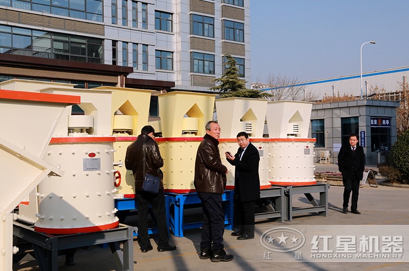 客戶來廠考察立式復(fù)合破碎機(jī)