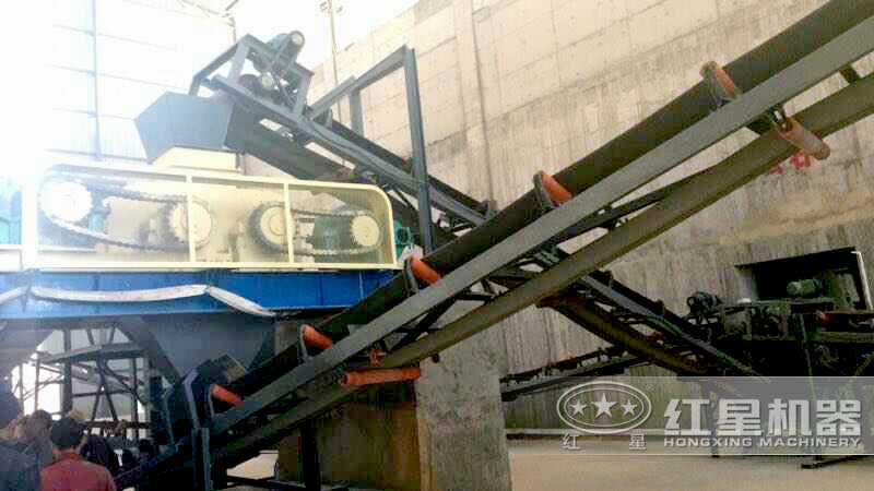 國外某石料加工場(chǎng)使用的對(duì)輥式破碎機(jī)