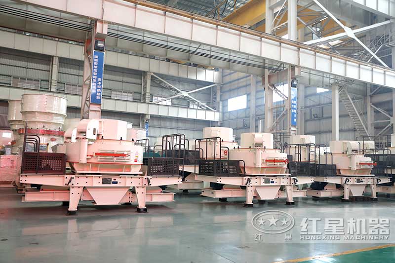 紅星生產(chǎn)的眾多機制砂設備安靜地等待發(fā)貨