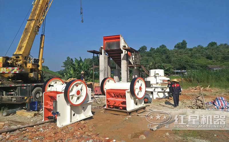 石料碎沙生產(chǎn)線安裝現(xiàn)場(chǎng)