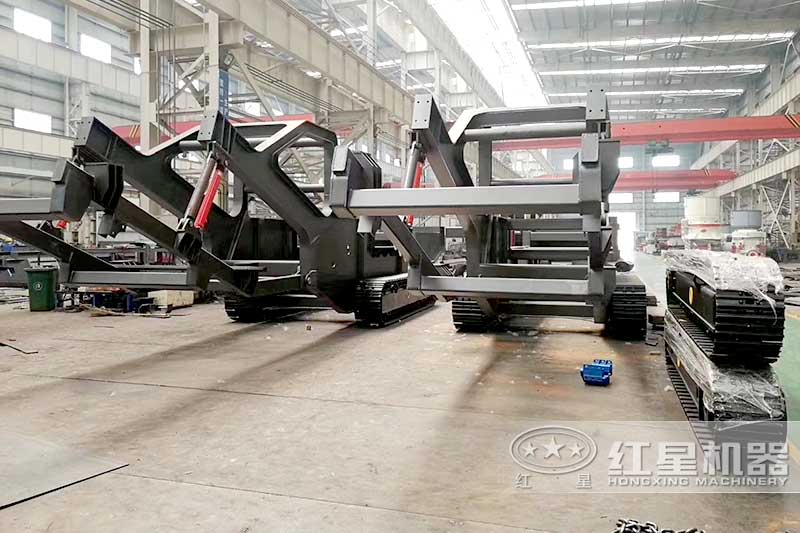 履帶移動碎石機(jī)械生產(chǎn)車間