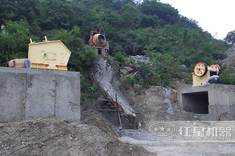 顎式破碎機(jī)和反擊式破碎機(jī)安裝現(xiàn)場