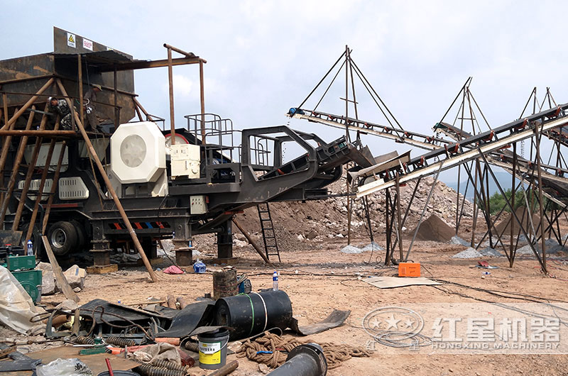 移動式破碎機就安裝在建筑垃圾堆旁