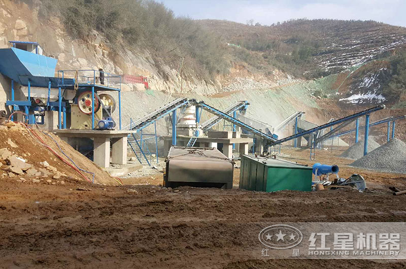 時(shí)產(chǎn)300噸花崗巖石料破碎生產(chǎn)線現(xiàn)場(chǎng)