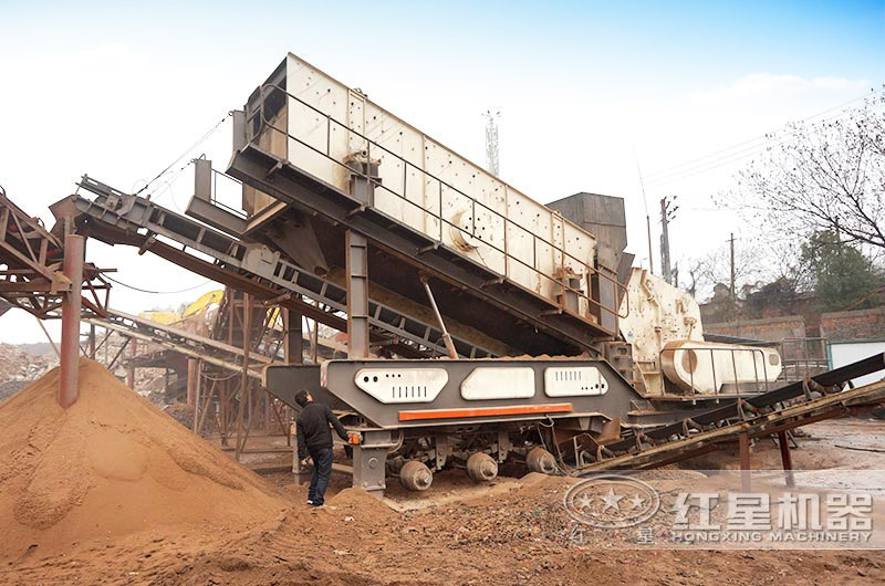 正在工作中的移動式制砂機(jī)