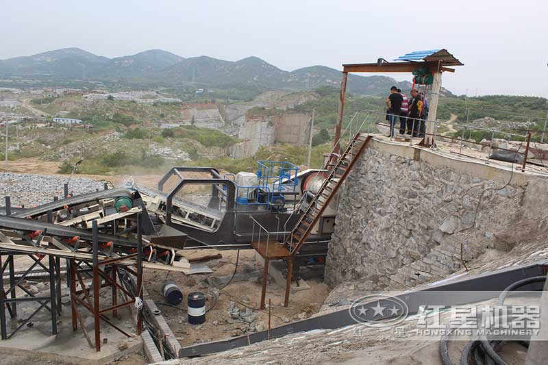 移動顎式破碎機(jī)用于石料破碎現(xiàn)場