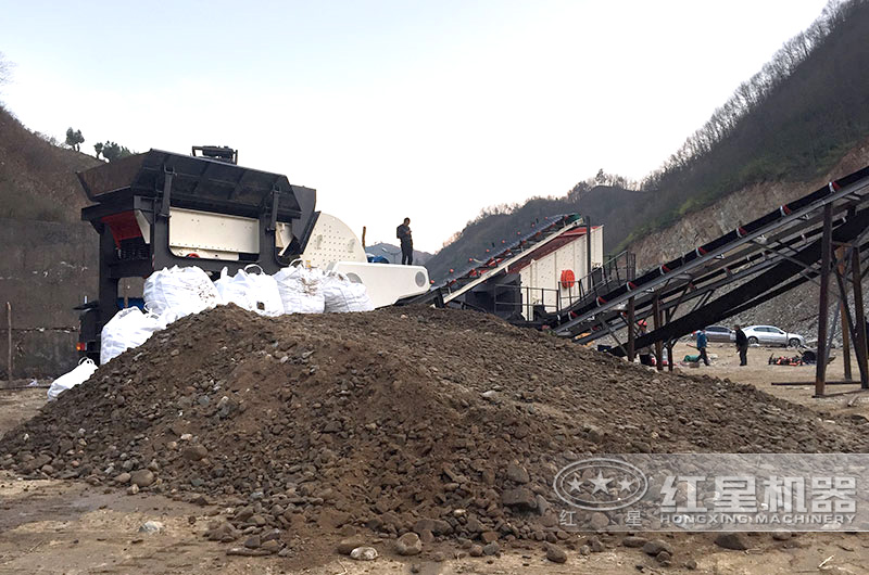 搭載給料機(jī)+重錘破+振動(dòng)篩的小型移動(dòng)破碎機(jī)