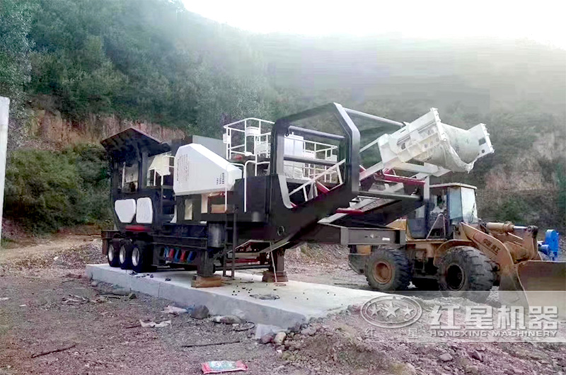 移動顎式破碎機(jī)現(xiàn)場風(fēng)采