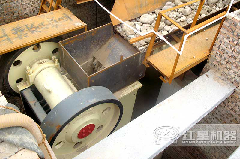 正在工作中的顎式破碎機(jī)