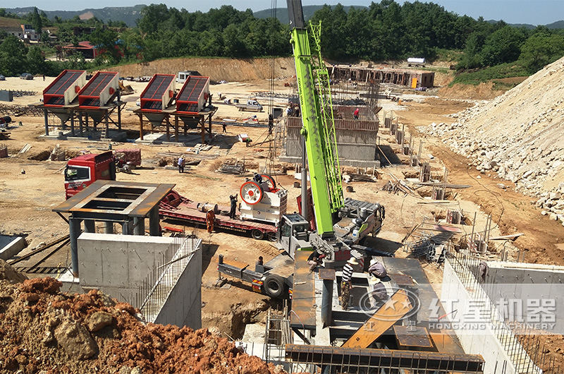 顎式破碎機(jī)裝配現(xiàn)場(chǎng)