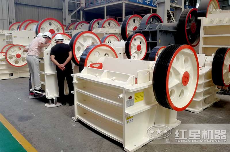 客戶來廠考察小型碎石機(jī)現(xiàn)場