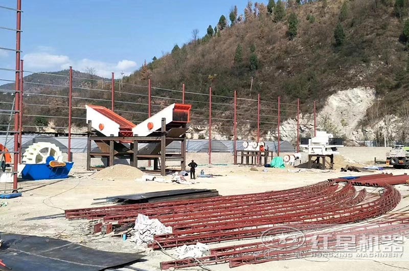新開辦的機(jī)制砂加工廠正在安裝設(shè)備