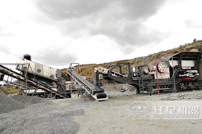 移動石料破碎機(jī)作業(yè)現(xiàn)場實(shí)拍