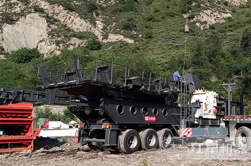 移動渦旋強力反擊式破碎機現(xiàn)場