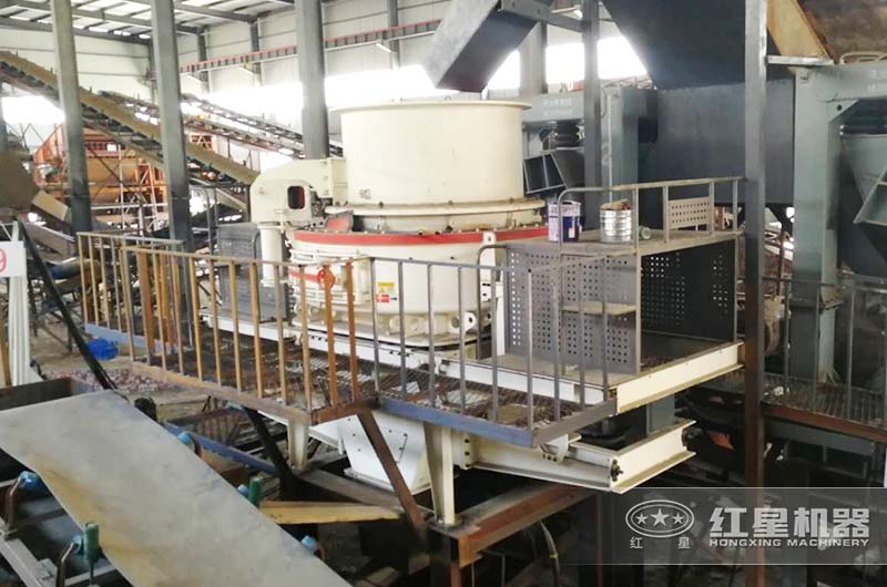 鵝卵石顎式破碎機生產(chǎn)現(xiàn)場