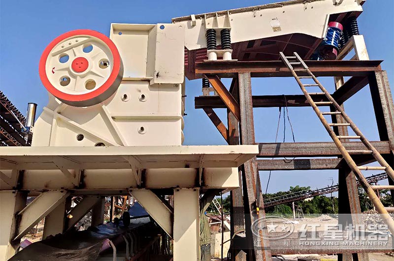 顎式破碎機(jī)現(xiàn)場