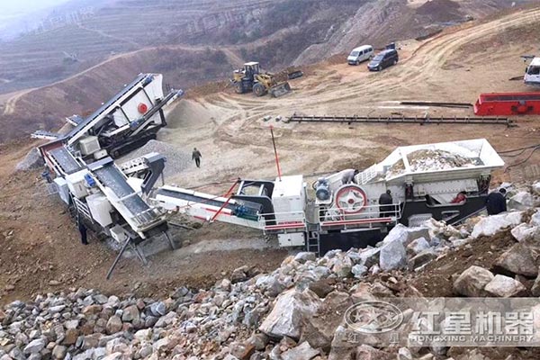 履帶液壓巖石碎石機(jī)工作現(xiàn)場