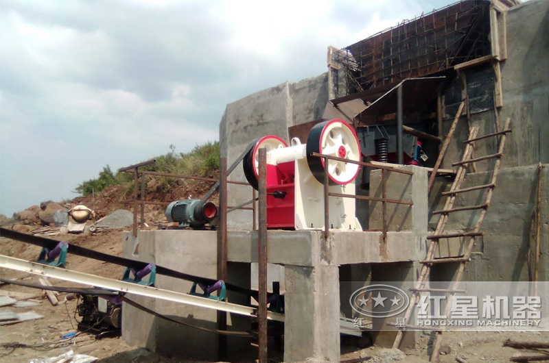 礦石破碎機(jī)生產(chǎn)現(xiàn)場(chǎng)