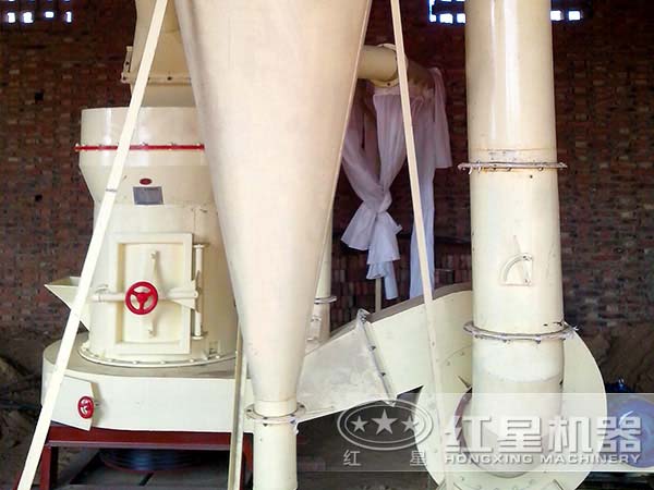 硼礦磨粉機(jī)現(xiàn)場(chǎng)圖