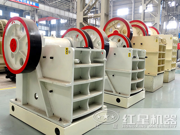 時(shí)產(chǎn)250噸碎石機(jī)車(chē)間