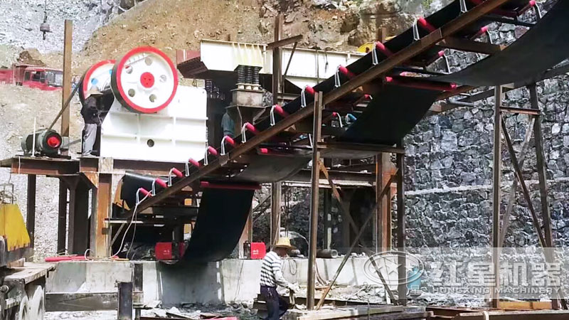 750顎式碎石機(jī)現(xiàn)場圖