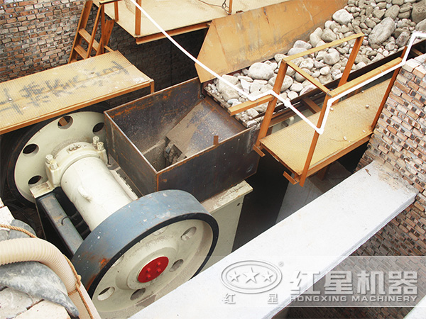 顎式破碎機(jī)現(xiàn)場(chǎng)
